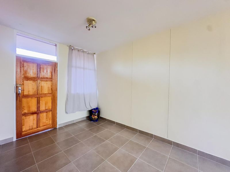 🏡 Fully Renovated 2-Bedroom Duplex in Secure Estate - Photo 4