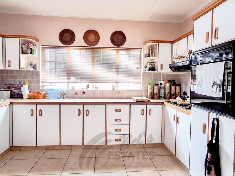 Spacious Home For Sale in Ocean View, Swakopmund - Photo 4