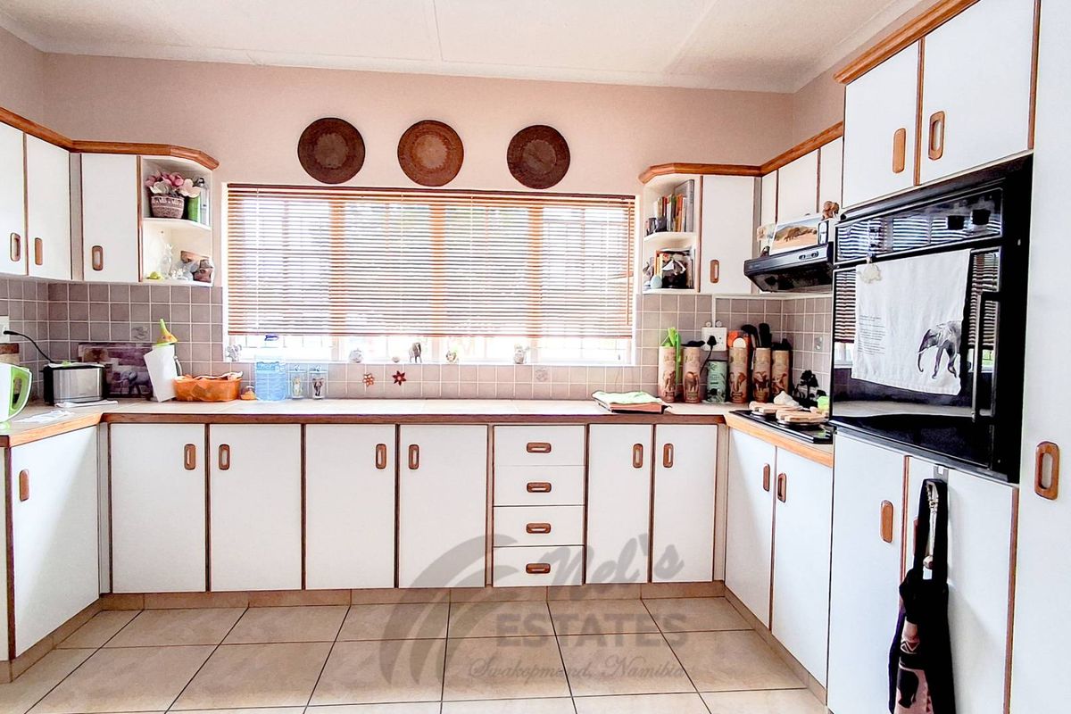 Spacious Home For Sale in Ocean View, Swakopmund - Photo 4