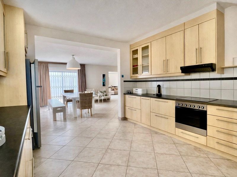 Live Large: Expansive Home with Security & Entertainment - Photo 9