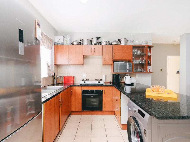Neat 3 bedroom 2 bathroom unit for sale in Florida Roodepoort - Photo 2