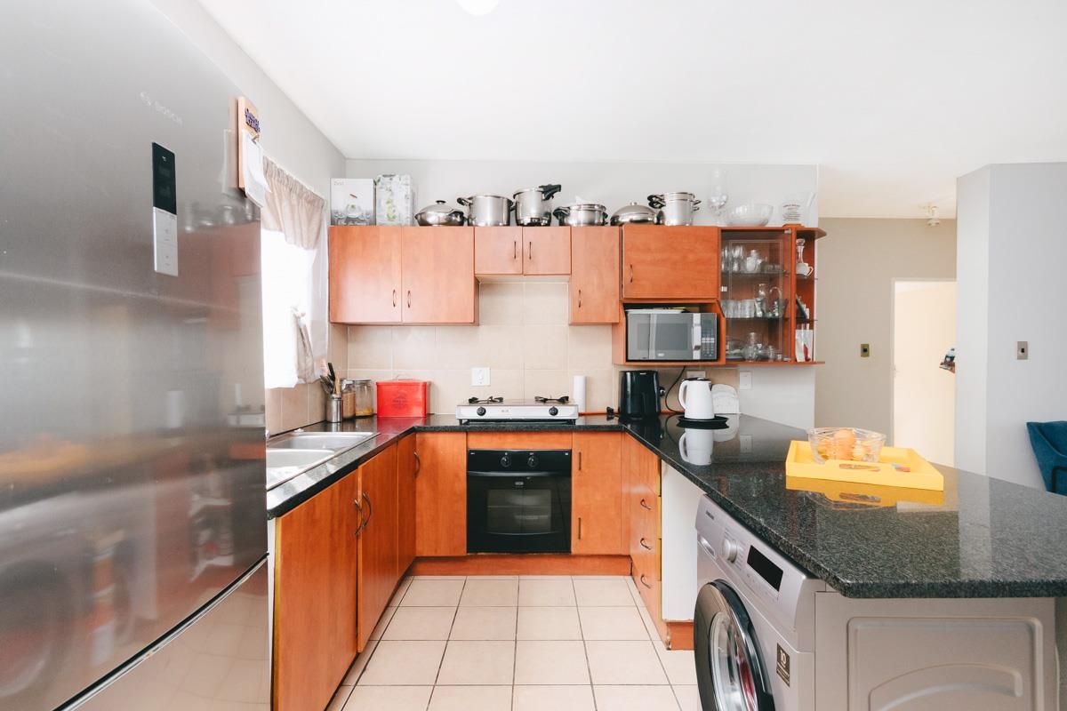 Neat 3 bedroom 2 bathroom unit for sale in Florida Roodepoort - Photo 2