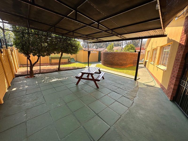 5 BEDROOM HOME WITH AMAZING FEATURES - Photo 4