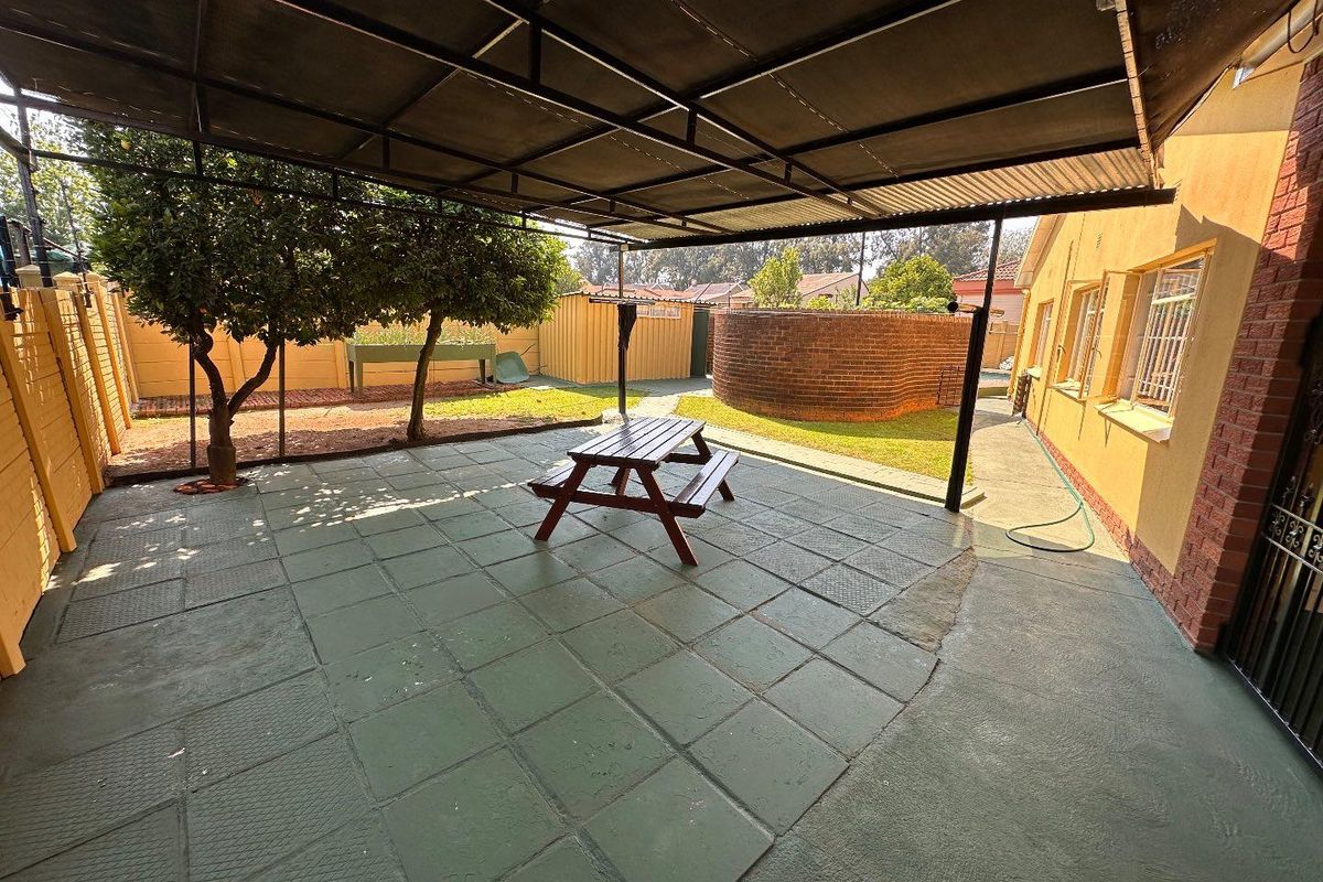 5 BEDROOM HOME WITH AMAZING FEATURES - Photo 4