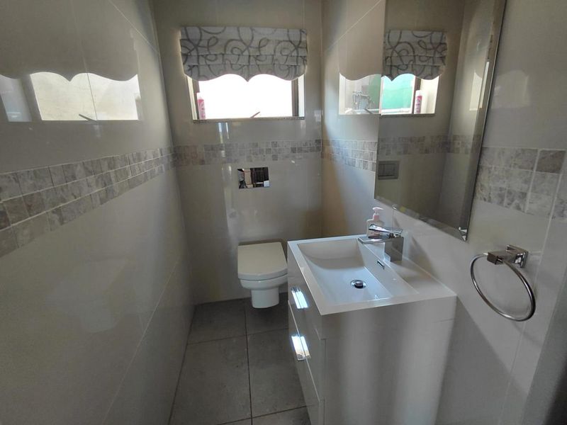 Luxurious Fully Furnished 4-Bedroom Double-Storey Home with Stunning Views in Roodekrans - Photo 5