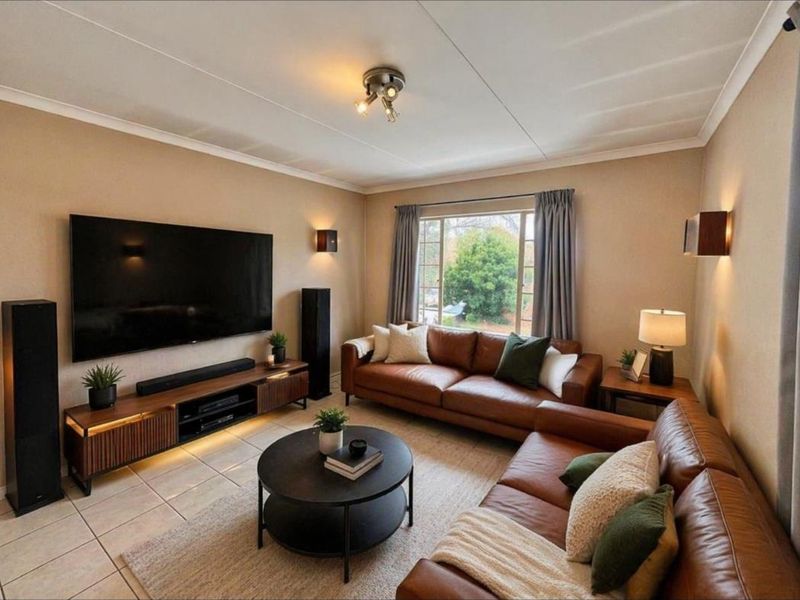 2 Bedroom Top Unit in Willow Park Manor - Photo 2