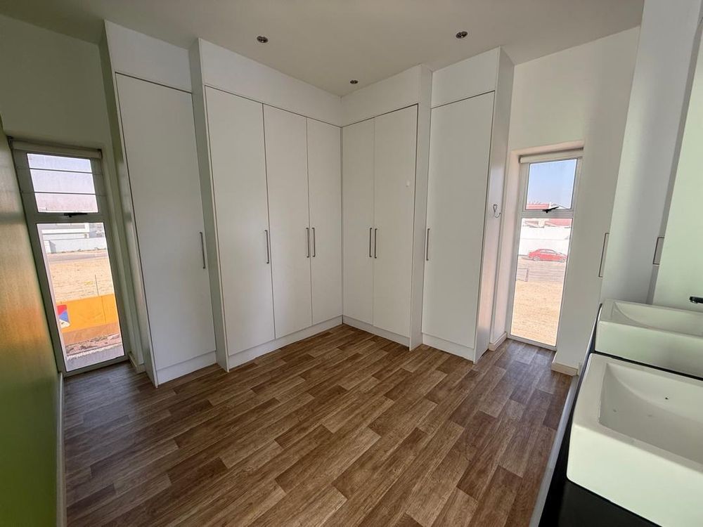 Main en-suite bedroom with a walk-in closet