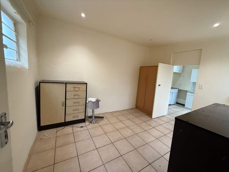 Charming Garden Cottage To Let in Discovery, Roodepoort - Photo 6