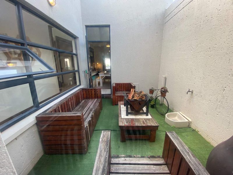 Serene living awaits, beautiful townhouse with top amenities - To Let - Photo 5