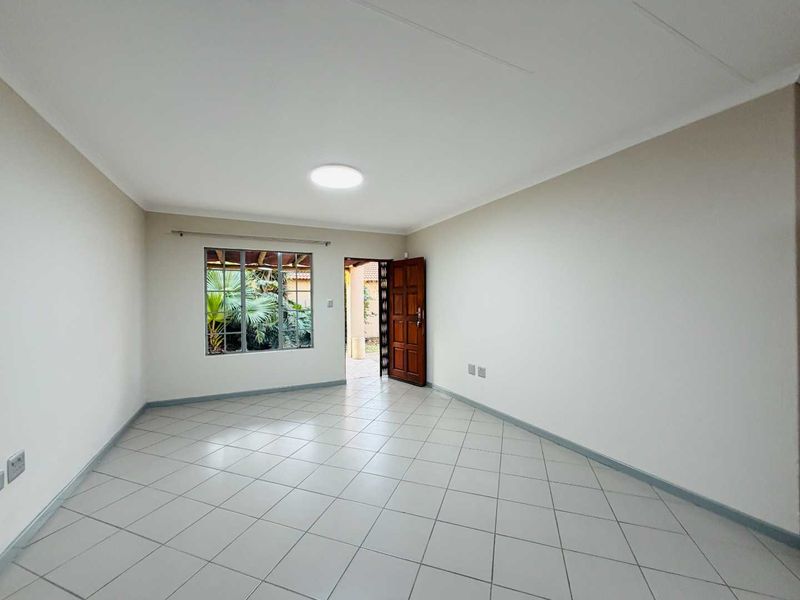 Move-In Ready 3 Bedroom, 2 Bath Renovated Home in Secure North Riding Complex - Photo 3