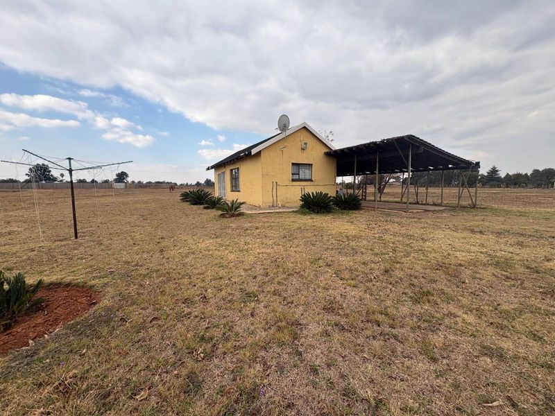 Prime 4.5-Hectare Property Featuring Main House, Cottage & Development Potential - Photo 2