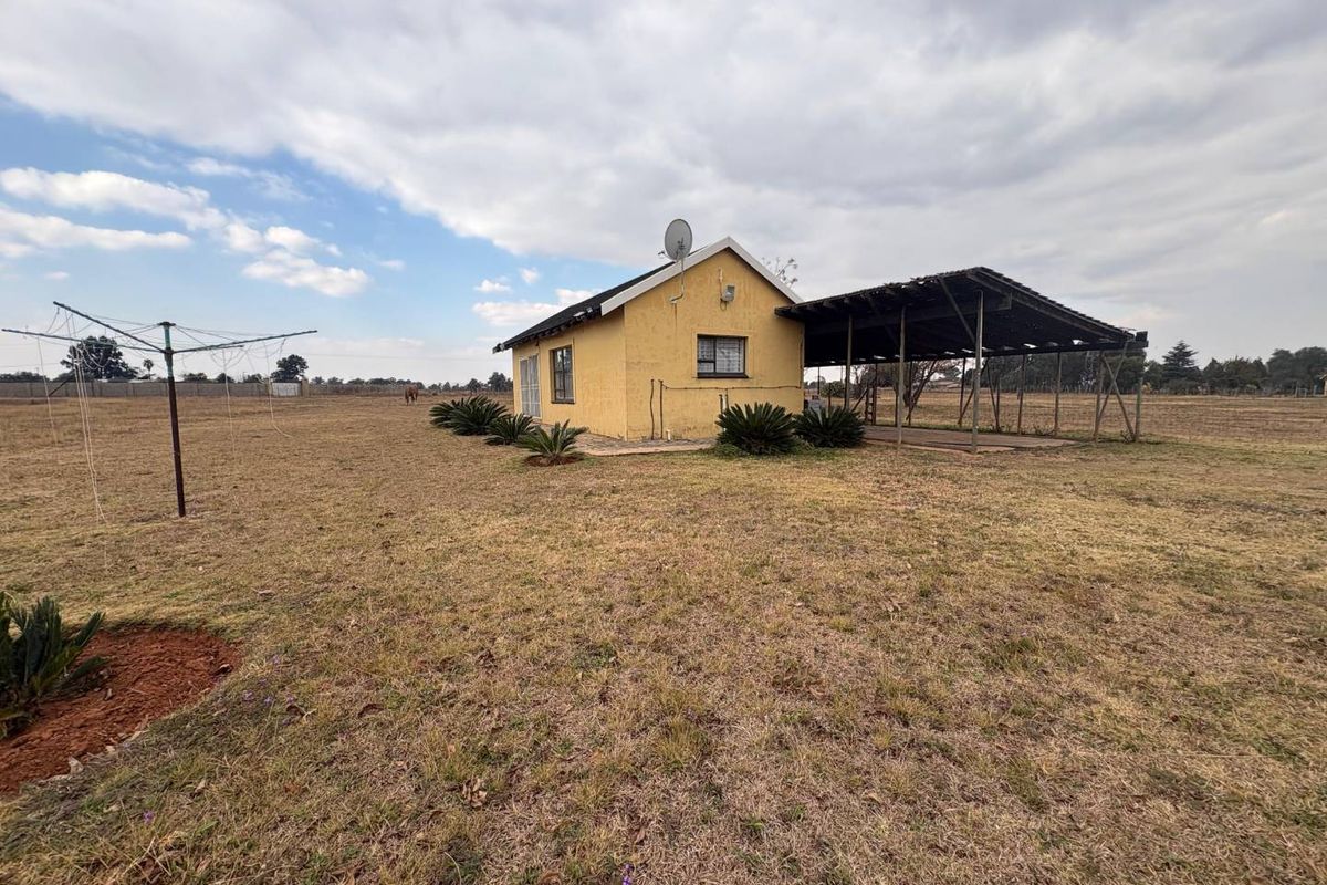 Prime 4.5-Hectare Property Featuring Main House, Cottage & Development Potential - Photo 2