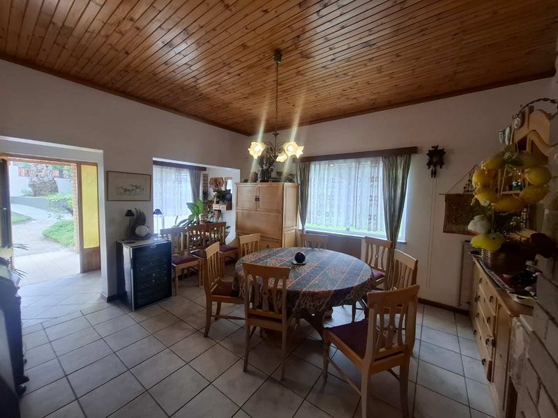 A home filled with heart, cherished by its current owner for the past 35 years - Photo 8