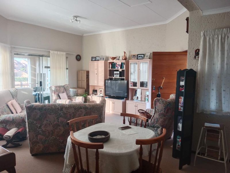 Spacious, Secure and Perfectly Located! - Photo 5