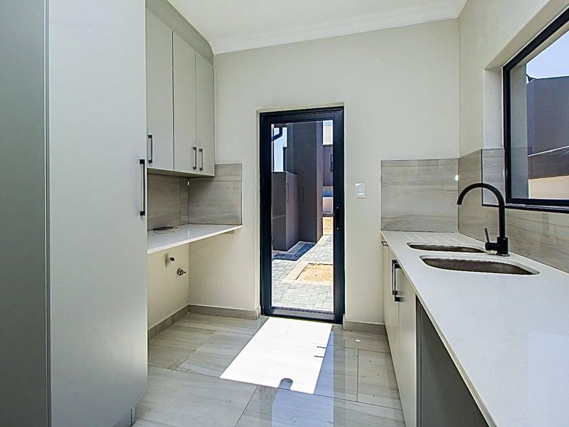 **Luxurious Living at Roodepark Eco Estate** No Transfer Duty. - Photo 7