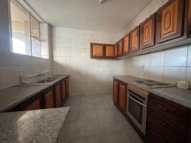 Spacious Ground Floor Apartment with Private Garden - Photo 7