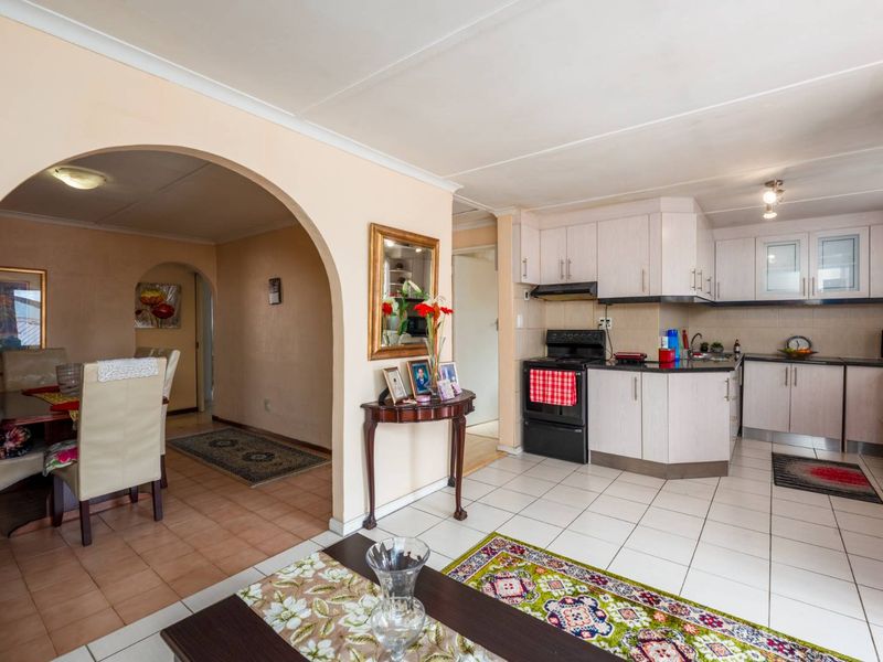 Discover Your Dream Home: Comfort and Convenience Combined!" - Photo 6