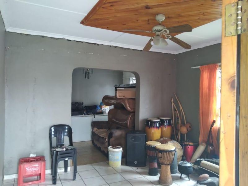 Charming 3-Bedroom House with Full Bathroom, Guest Toilet, Garage, and Pet-Friendly Yard - Photo 5