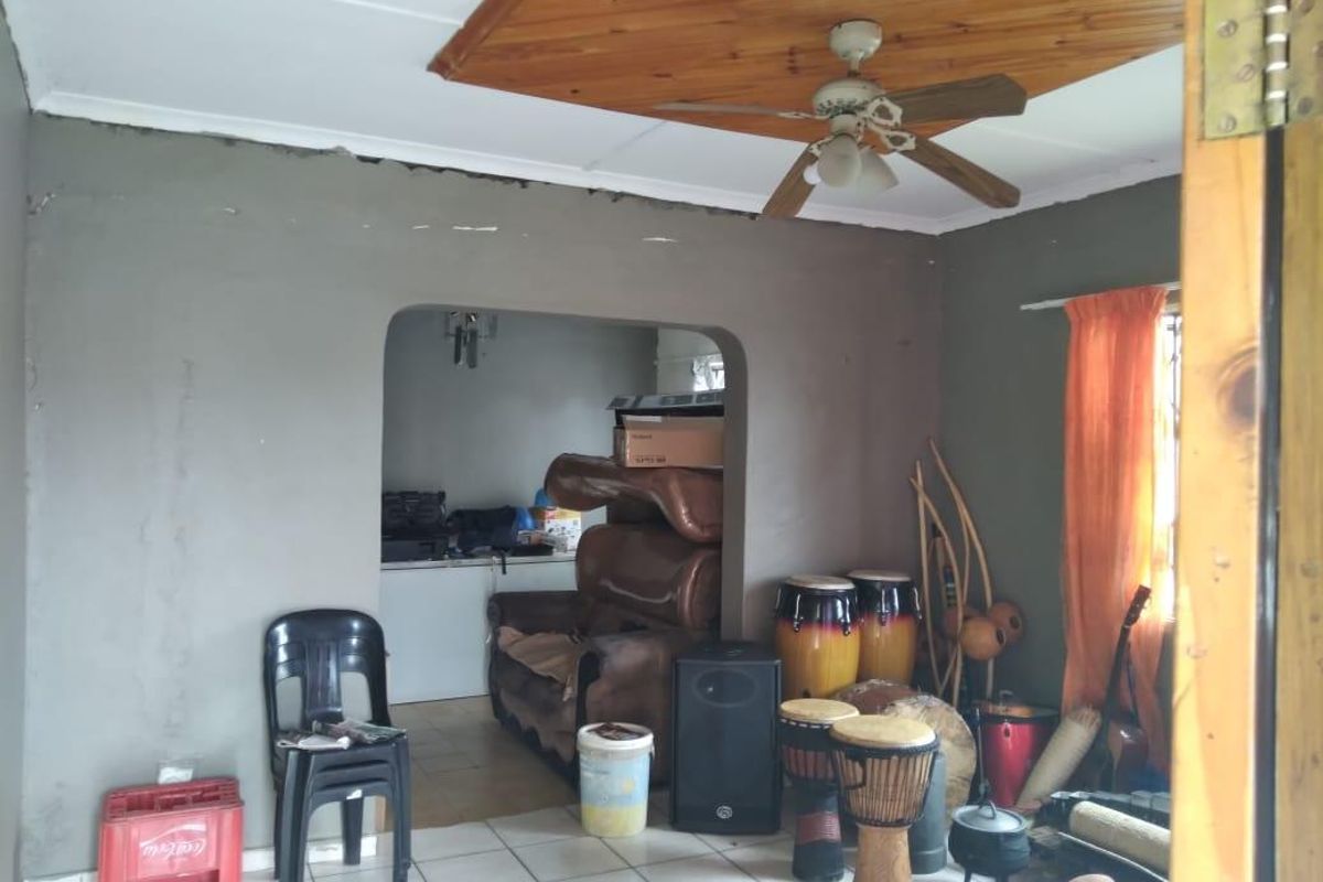 Charming 3-Bedroom House with Full Bathroom, Guest Toilet, Garage, and Pet-Friendly Yard - Photo 5