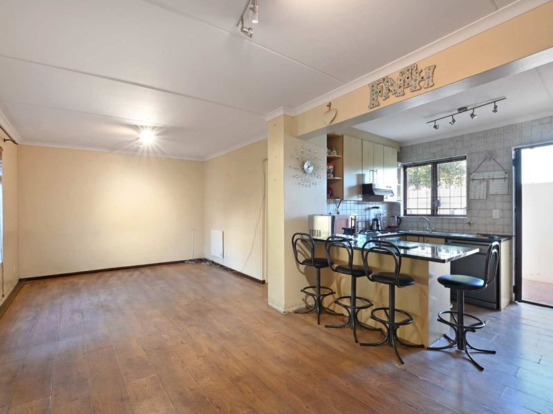 Spacious Family Home with Exceptional Indoor-Outdoor Living in Parklands - Photo 8