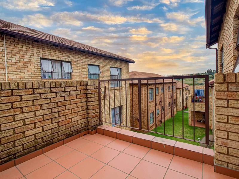 Secure Living Near Top Shopping & Entertainment Hubs - Photo 9