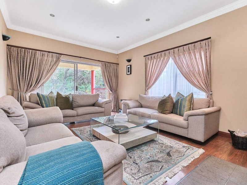 Spacious Family Home with Heart – in Quiet Cul-de-Sac - Photo 3