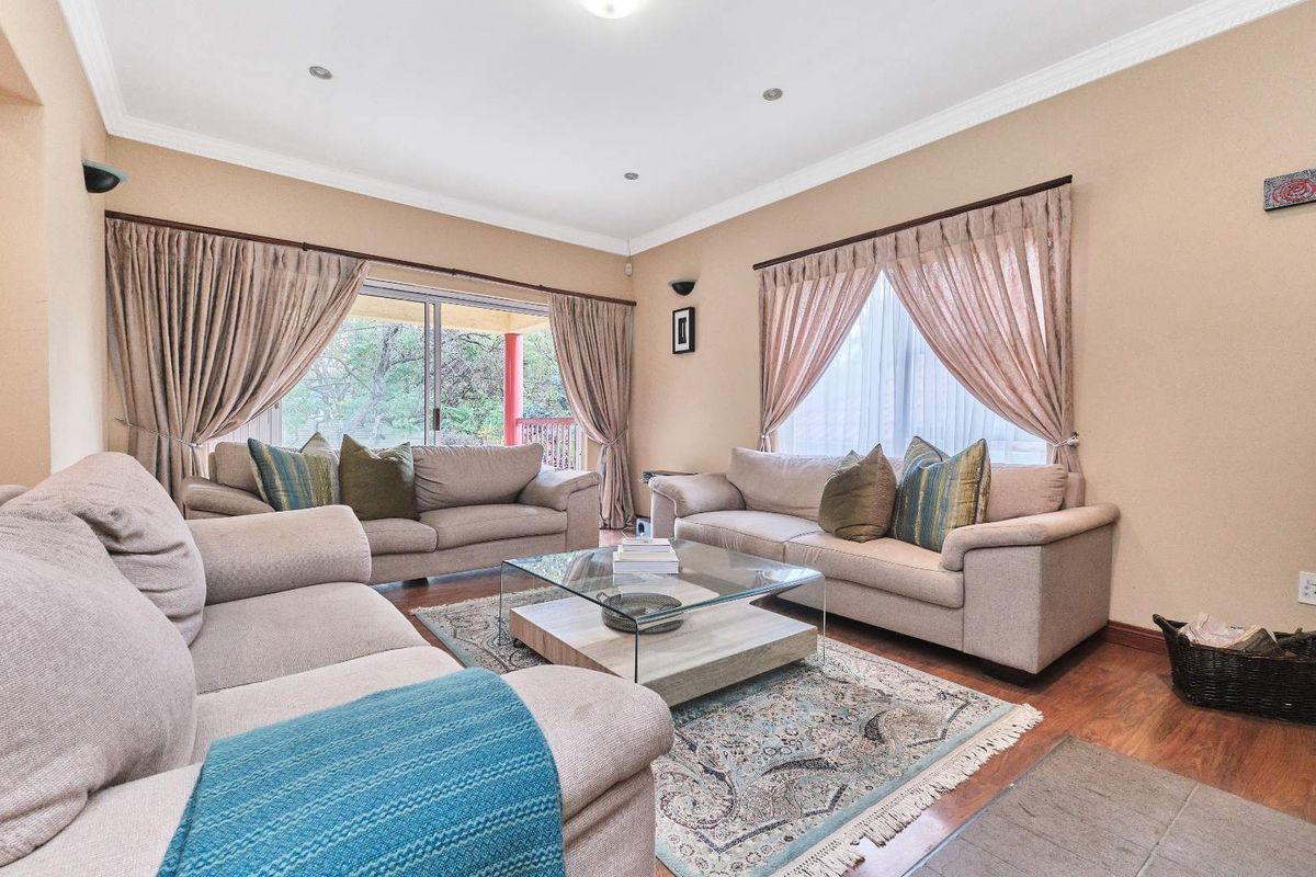 Spacious Family Home with Heart – in Quiet Cul-de-Sac - Photo 3