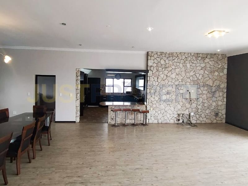 5 Bedroom Family Home - Photo 2