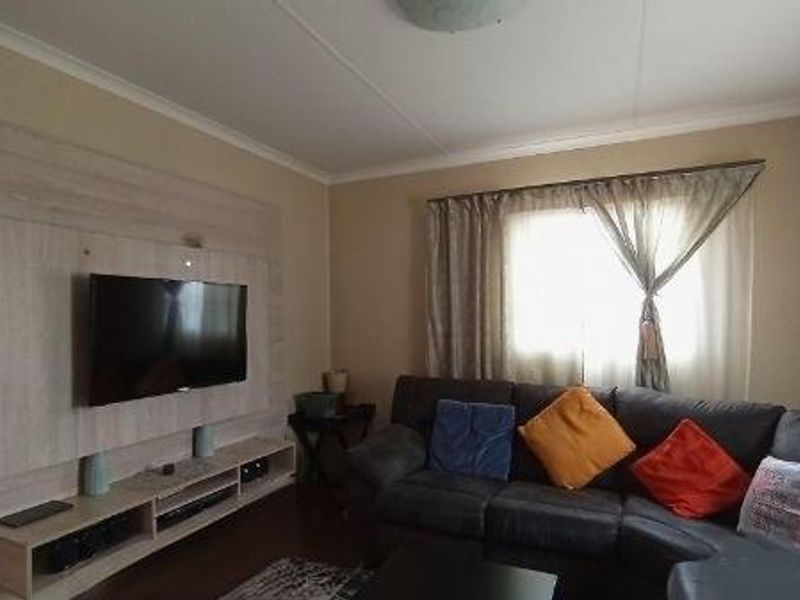 KOSMOSDAL - 3 BEDROOM FULL TITLE HOUSE IN A SECURITY ESTATE - Photo 7