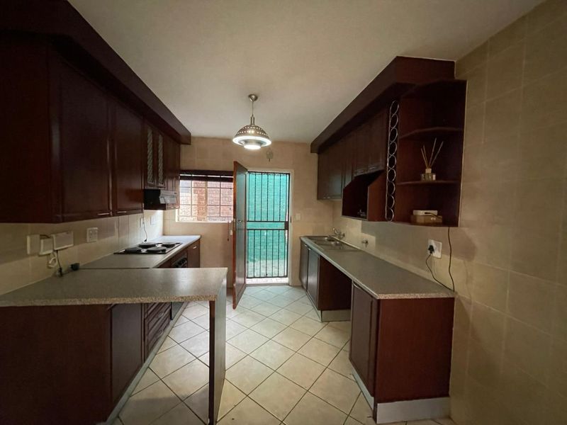 Charming 2 Bedroom Apartment with Garden Oasis - Photo 9