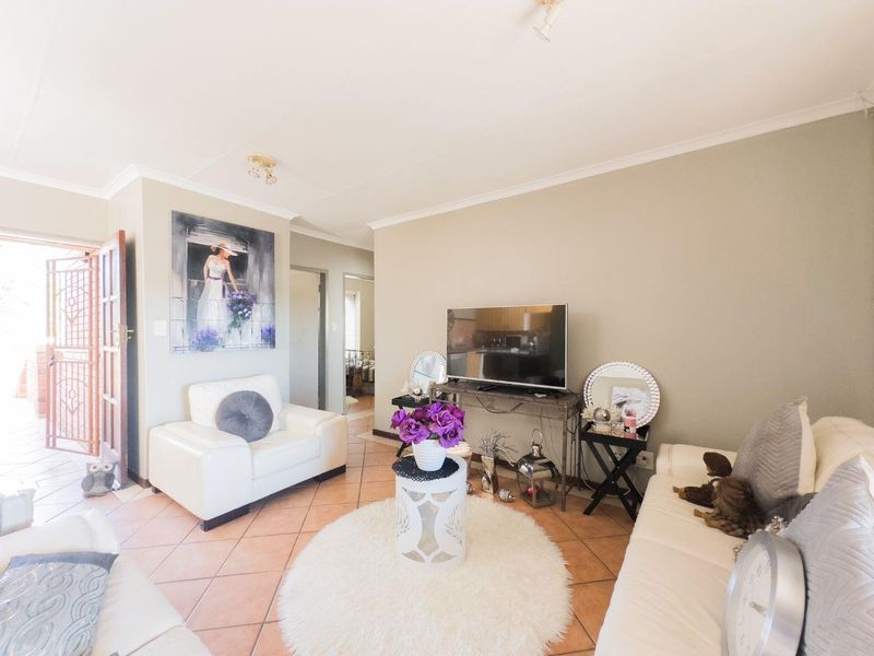 2 Bedroom Townhouse with en-closed balcony - Photo 2