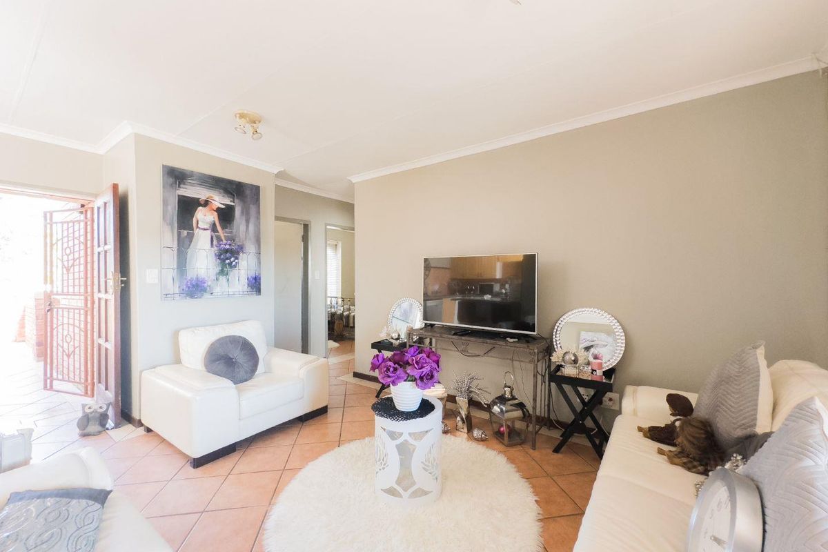 2 Bedroom Townhouse with en-closed balcony - Photo 2