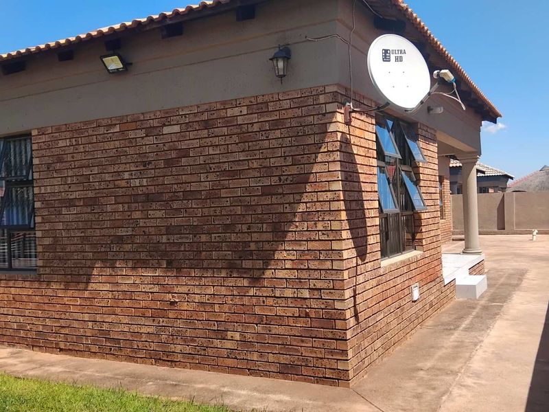 4 Bedroom House For Sale in The Orchards-Akasia - Photo 10