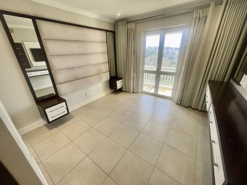Hendra - Elegant 4-Bedroom First Floor Apartment with Stunning Sea Views – Ilala Ridge Estate - Photo 9