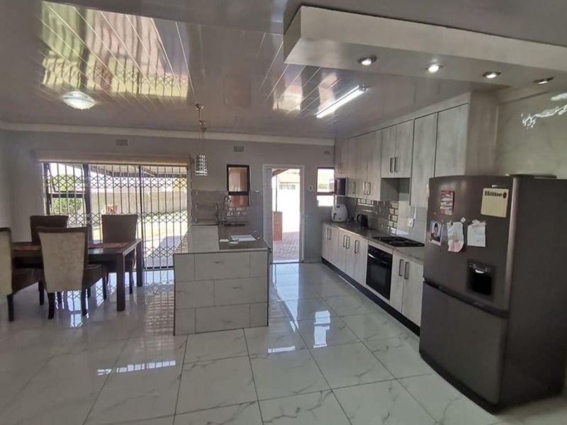 3 Bedroom House for Sale in Kibler Park with Flatlet - Photo 6