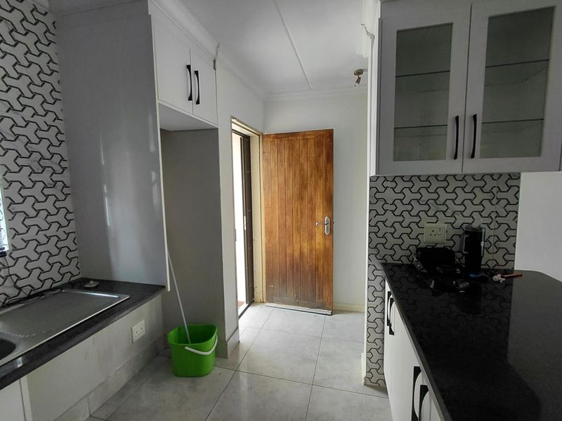 Lovely 2 Bed 1 Bath ground floor unit - Photo 9