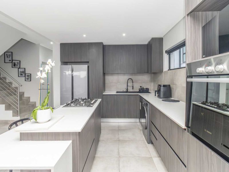 "Luxury Townhouse  - Modern living meets unmatched comfort!" - Photo 3