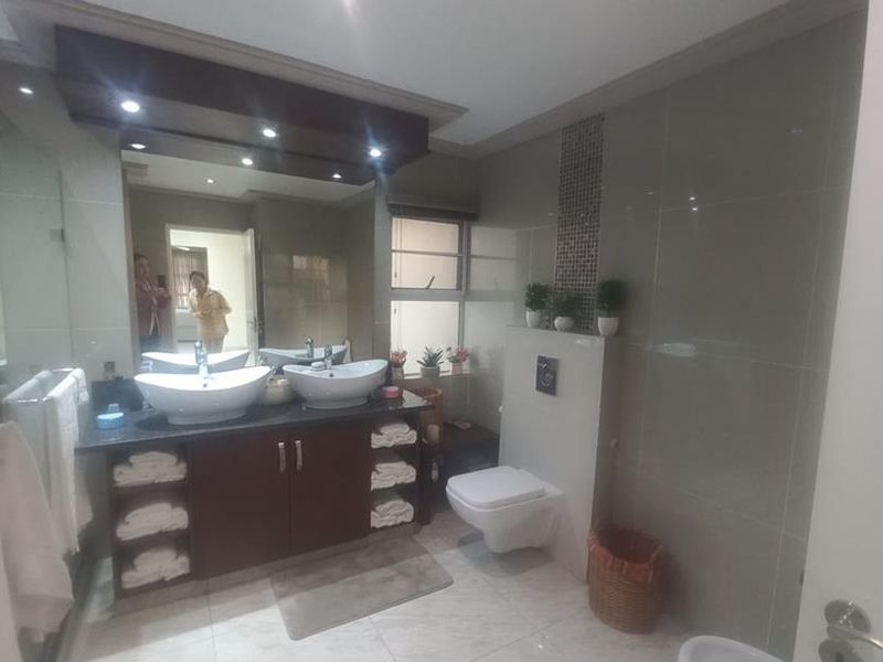 SPASCIOUS DUPLEX - Photo 7