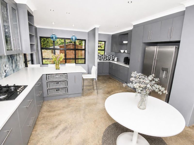 Spacious Family Home with Modern Comforts and Exceptional Entertaining Areas - Photo 10