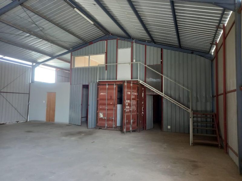 Medium Size Warehouse plus offices to let - Photo 3