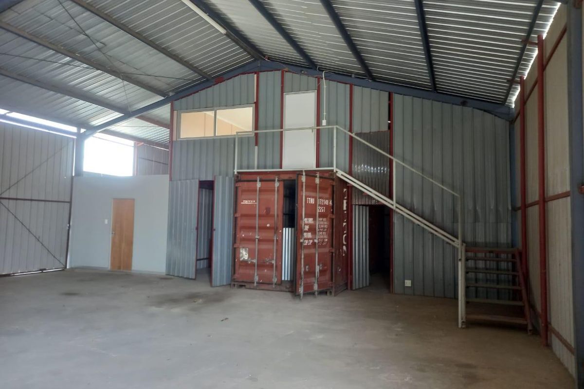 Medium Size Warehouse plus offices to let - Photo 3