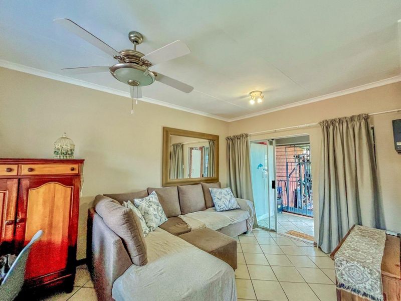 Charming 2 Bedroom Townhouse for Sale in Stoneridge - Photo 4