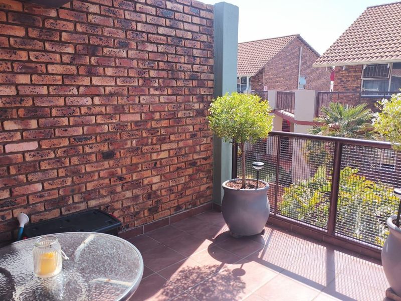 2 Bedroom first floor unit for the young professional, Great complex - Photo 10