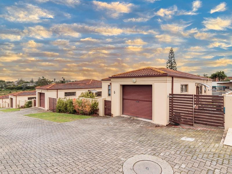 Move-In Ready 3-Bed House with Covered Patio & Garage - Photo 4