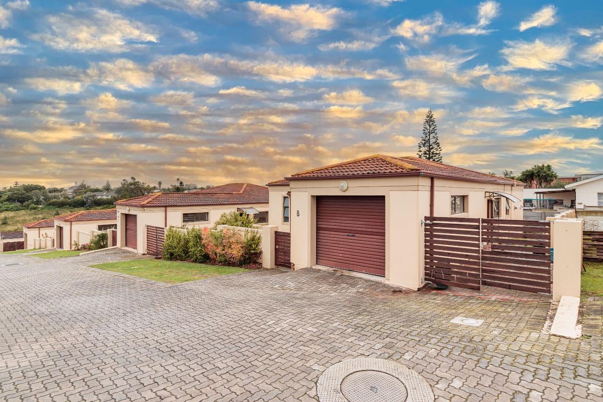 Move-In Ready 3-Bed House with Covered Patio & Garage - Photo 4