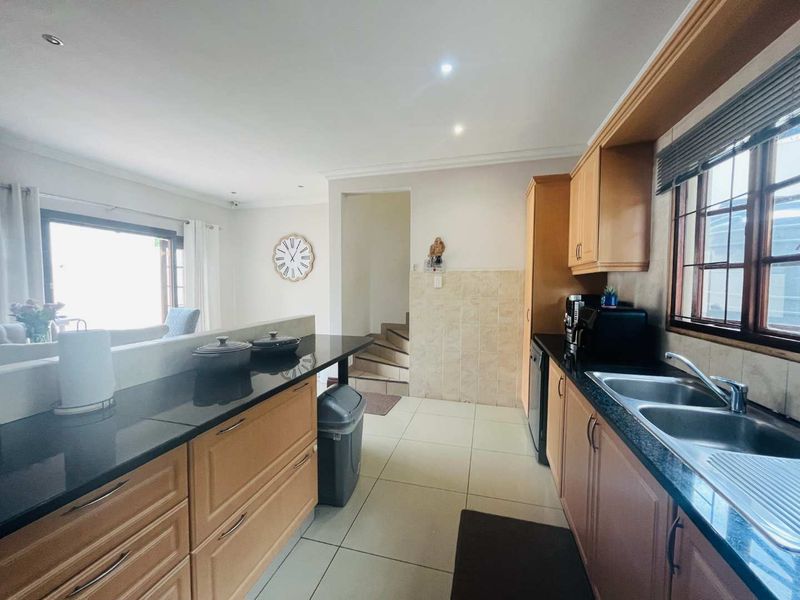 Hendra - Corner Unit Gem! Modern 3-Bed Simplex with Great Flow & Outdoor Living - Photo 5