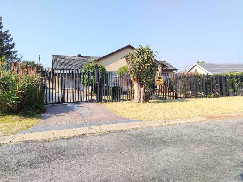 Spacious Family Home with Pool & Double Garage - Photo 1