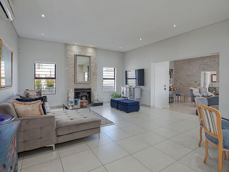 The Diamond in the Crown - Photo 7