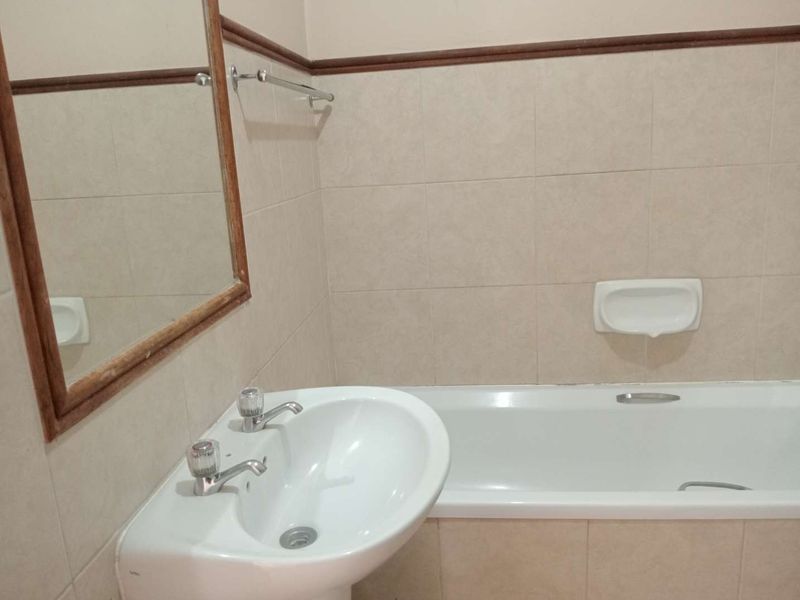 Spacious Top Unit To Rent. Available 1 July 2026 - Photo 10