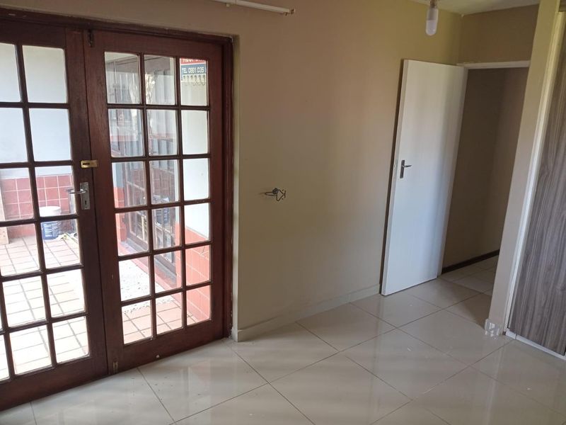 Discover simple, stylish living in this well-maintained 2-bedroom flat, perfect for comfortable everyday living or a smart investment opportunity. - Photo 9